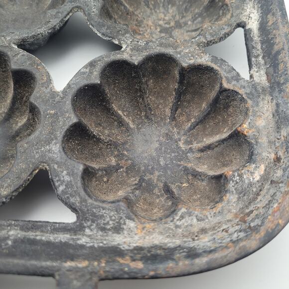 Vintage Cast Iron 6 Well Turks Head Gem Mold Pan Corn Bread Rustic Bakeware - Picture 2 of 12